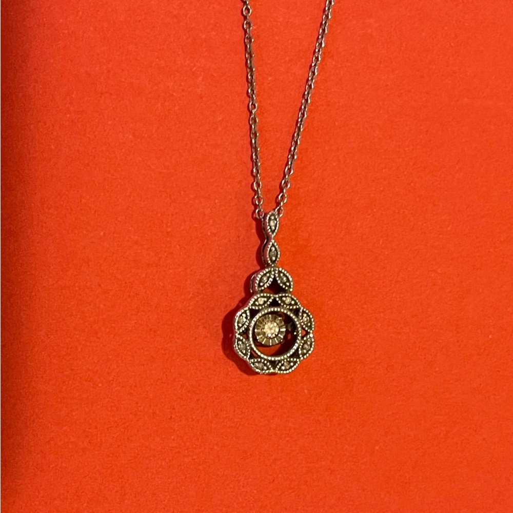 Elegant Silver Pendant Necklace